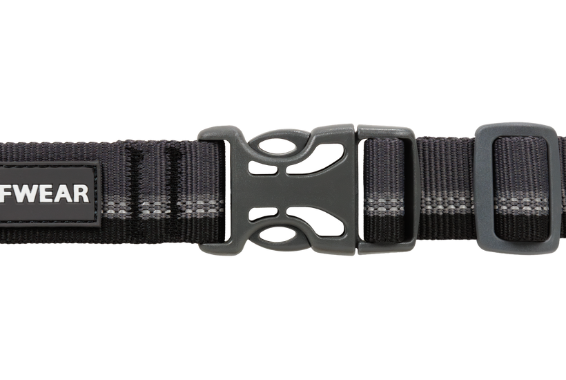 Dog collar with clearance buckle closure